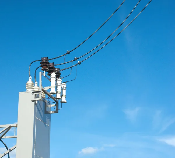 Unitate de echipamente electrice pentru alimentare cu energie peste cerul albastru — Fotografie, imagine de stoc