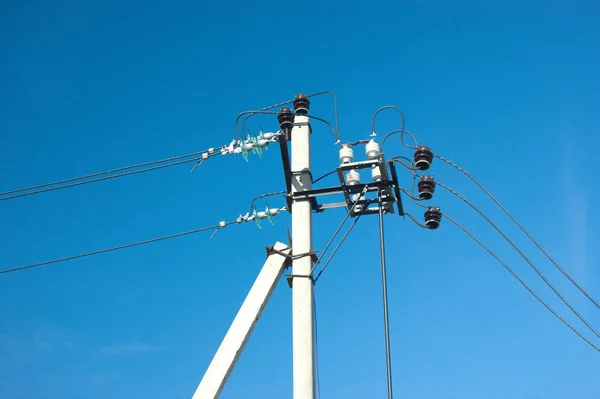 Prop de ligne d'alimentation sur ciel bleu — Photo