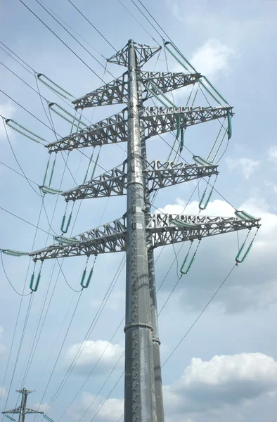 Linha de alimentação de alta tensão suporte de metal sobre o céu com nuvens — Fotografia de Stock