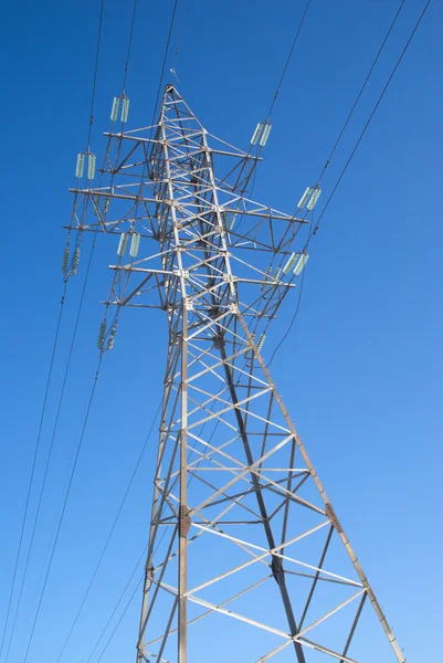 高電圧電源ライン金属支柱オフからりと晴れた青い空の上 — ストック写真