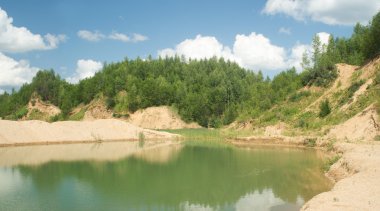 kumlu göl ve yeşil orman uzakta, kırsal yaz yatay