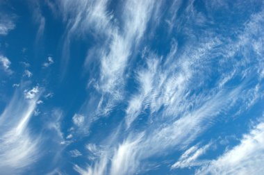 Beyaz bulutların üzerinde mavi gökyüzü ile arka plan olarak peyzaj