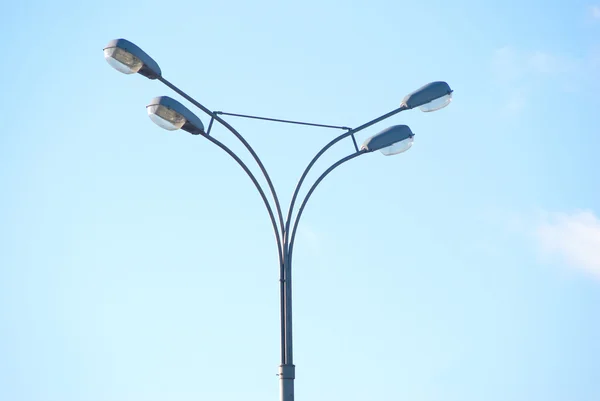Dois pares de lanternas de rua sobre o céu azul — Fotografia de Stock