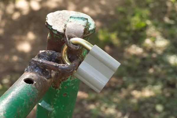 Closed lock on a chain — Stock Photo, Image