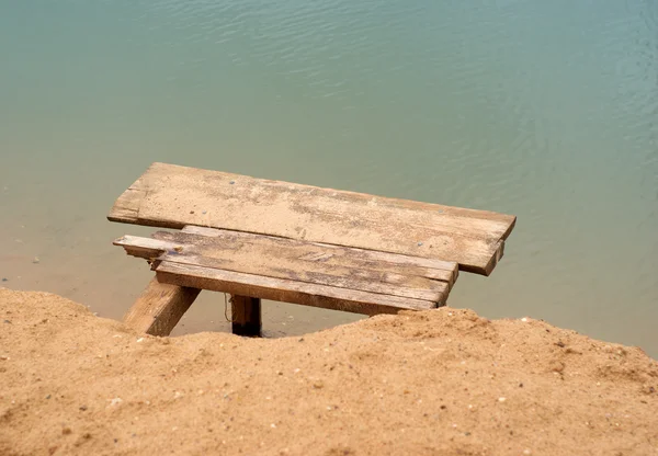 Piccolo ponte singolo sulla riva del fiume — Foto Stock