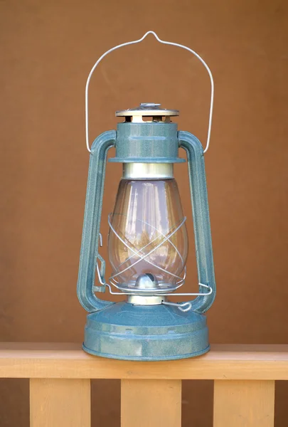 Lampe au kérosène vintage sur clôture en bois gros plan — Photo