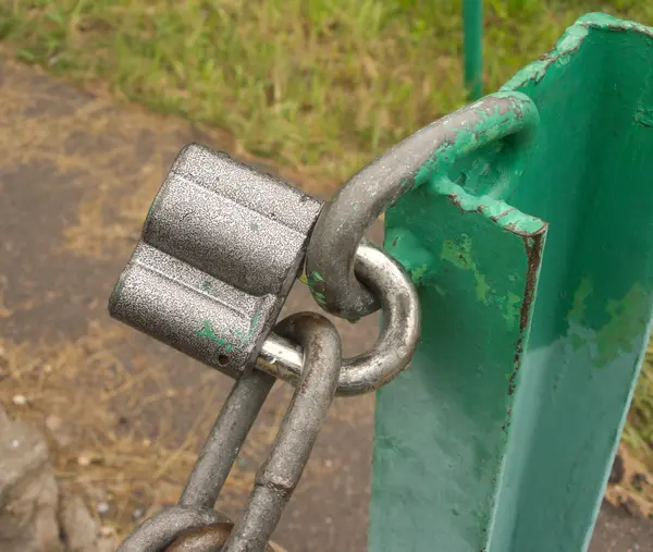 Single gray closed padlock closeup — Stock Photo, Image