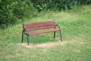 Parkta ahşap bir bank