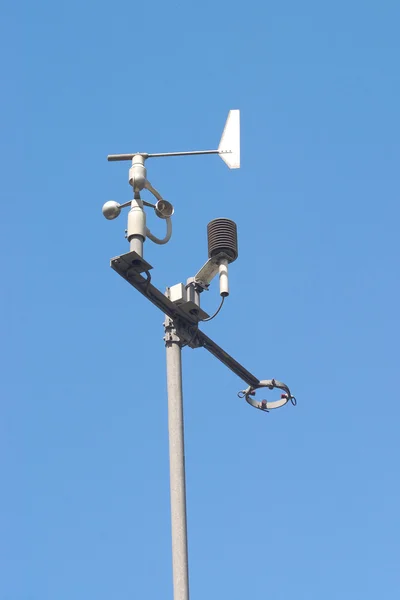 Instrument zur Wettermessung isoliert auf blau — Stockfoto