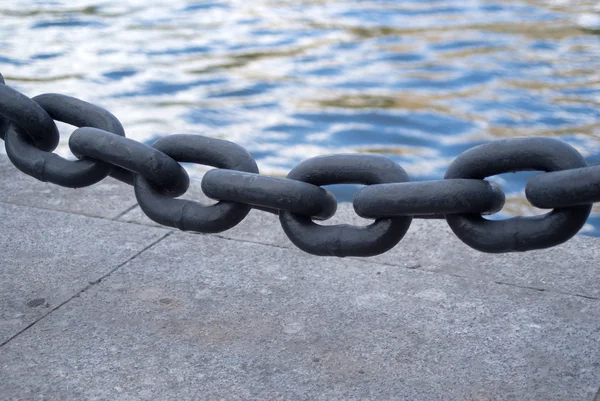 Black chain links closeup before sea embankment — Stock Photo, Image