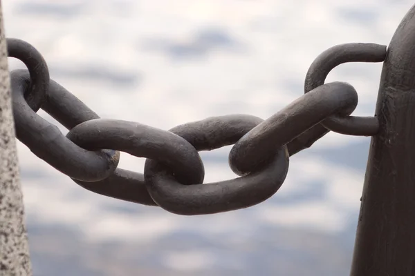 Black chain links closeup before sea — Stock Photo, Image