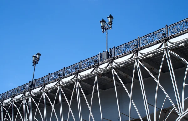 Retro styled bridge with decorative fence and lanterns — Stock Photo, Image