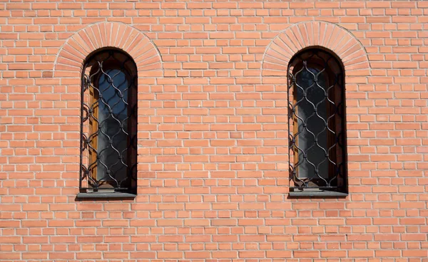 Röd tegelvägg och två vertikala windows — Stockfoto