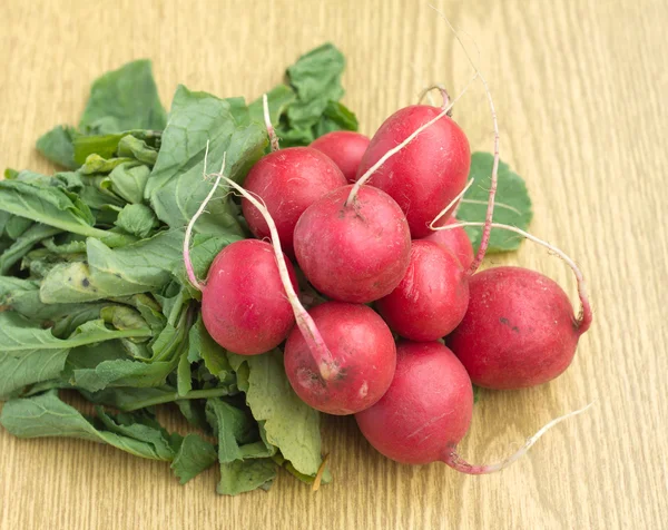 Bouquet de radis sur un bureau brun gros plan — Photo