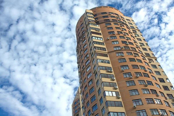 Cidade moderna edifício residencial alto — Fotografia de Stock