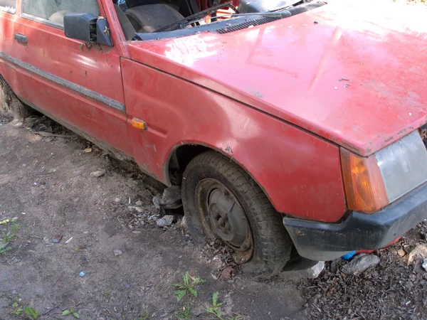 Antiguo coche oxidado — Foto de Stock