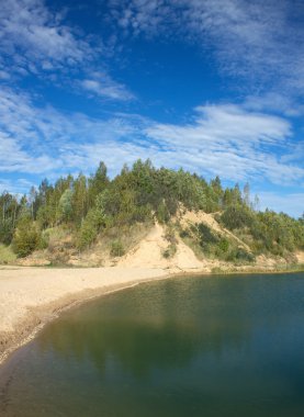 Yaz yatay, kumlu göl ve orman