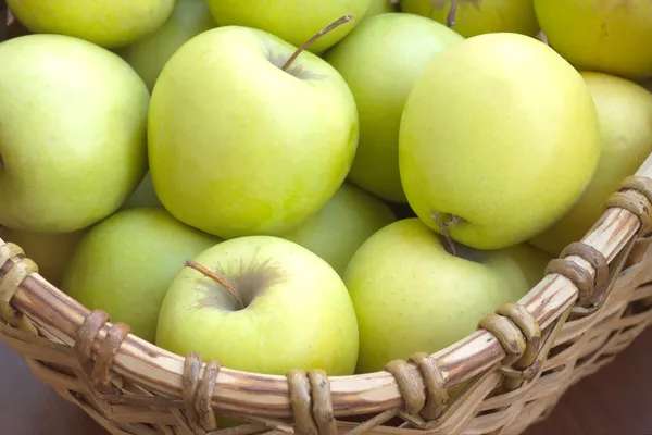 Reife Äpfel im Korb Nahaufnahme — Stockfoto