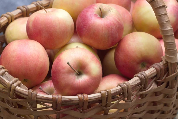 Яблоки в корзине крупный план — стоковое фото