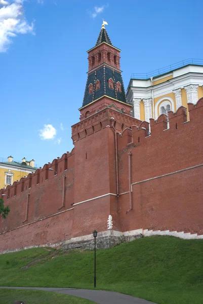 Muralla y torre del Kremlin de Moscú en Alexander Garden —  Fotos de Stock