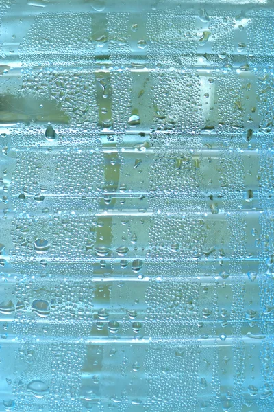 Капли холодной воды на банке крупным планом — стоковое фото