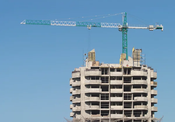 Grúa de torre de elevación y parte superior del edificio de construcción —  Fotos de Stock