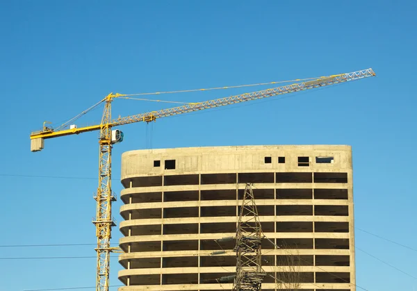 Hijskranen toren kraan en top van bouw gebouw — Stockfoto