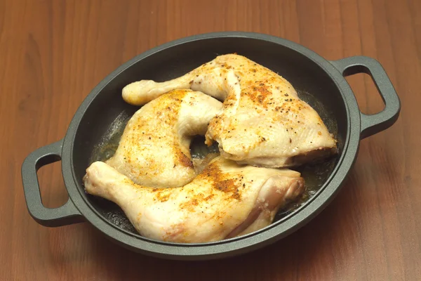 黒のパンのクローズ アップの鶏肉を揚げ — ストック写真
