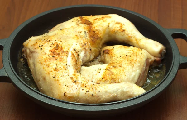 Jambes de poulet frites dans une poêle noire gros plan — Photo