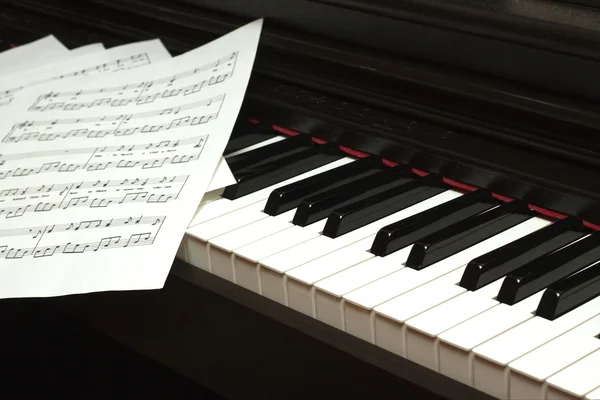 Teclado de piano y notas — Foto de Stock