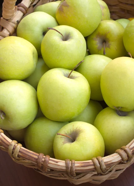 Äpfel im Korb Nahaufnahme — Stockfoto