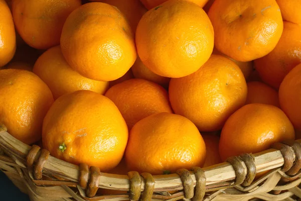 Ripe oranges in basket closeup — Stock Photo, Image