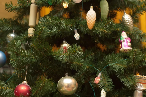 Árvore de natal com brinquedos — Fotografia de Stock