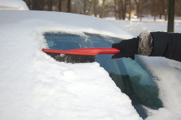 Frau räumt Schnee aus Auto — Stockfoto