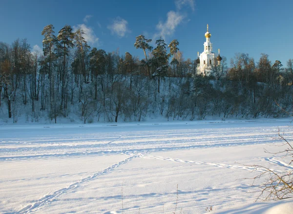 Vinter landskap eith ryska kyrkan — Stockfoto