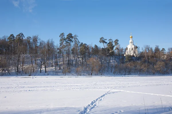 Paysage d'hiver eith église russe — Photo