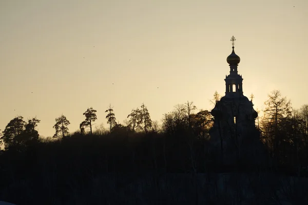 Skyline avec contours de pins et silhouette de l'église russe — Photo