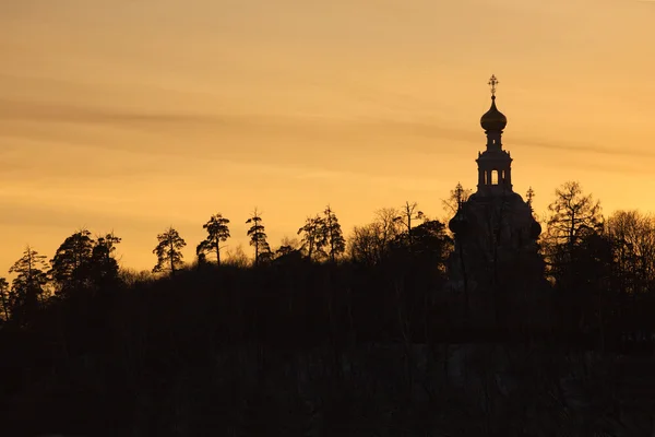 Skyline mit Kiefernkonturen und russischer Kirchensilhouette — Stockfoto