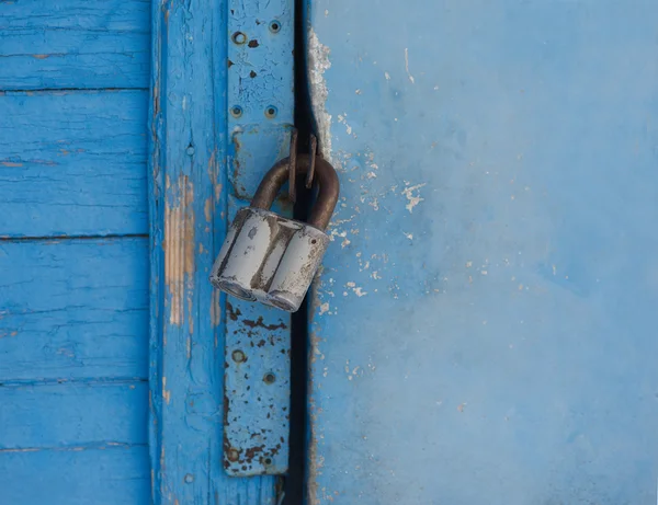 Серый замок на голубой двери — стоковое фото