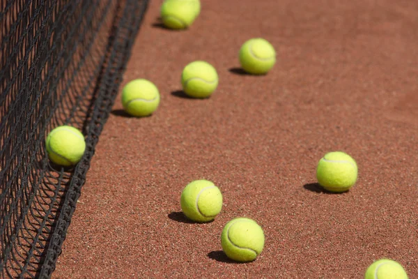 Pista, pelotas de tenis y primer plano neto —  Fotos de Stock