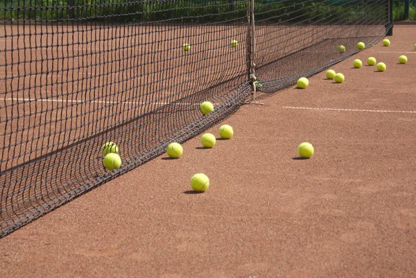 Cancha, pelotas de tenis y red —  Fotos de Stock