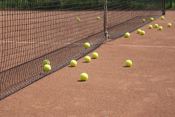 Tennisplatz, Tennisbälle und Netz — Stockfoto