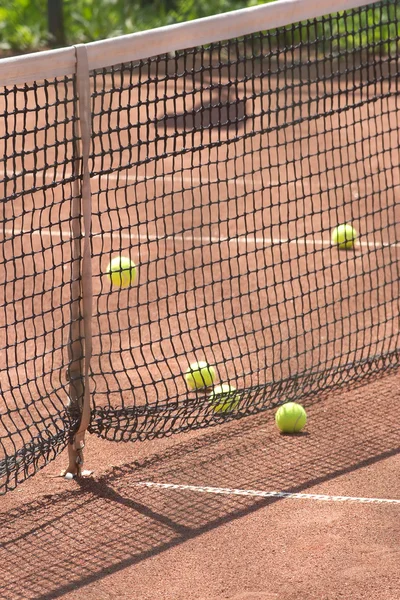Pista, pelotas de tenis y primer plano neto — Foto de Stock