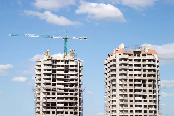 Edifícios de construção e guindaste de torre de elevação grande — Fotografia de Stock