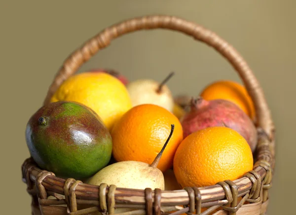 Frukt samlas i brunt flätad korg isolerade närbild — Stockfoto