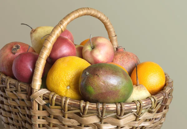 Lote de frutas en canasta de mimbre marrón —  Fotos de Stock