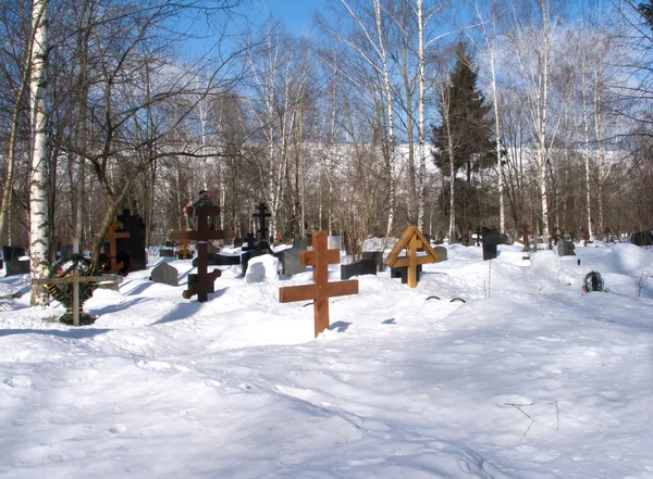 Förorts cemetery i vinter — Stockfoto