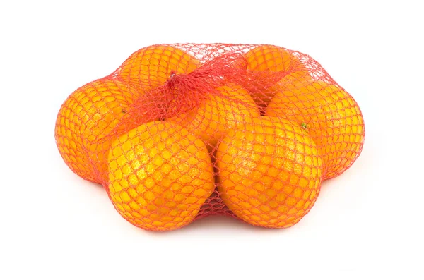 Sinaasappelen in net geïsoleerd — Stockfoto