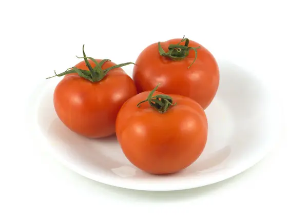 Tomaten auf weißem Teller isoliert — Stockfoto