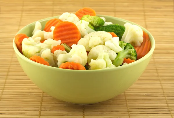 Warzywa w miska na białym tle zbliżenie — Zdjęcie stockowe